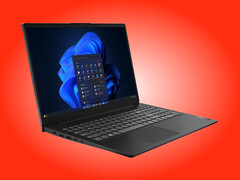 Le Lenovo V15 Gen 6 AMN pèse 1,6 kg et dispose d'un pavé numérique intégré.
