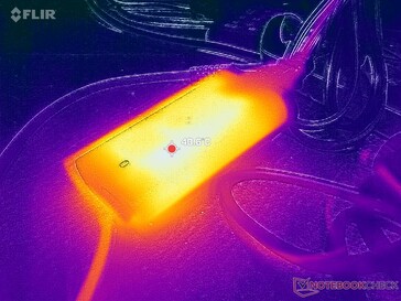 L'adaptateur CA atteint plus de 41 °C lorsque les charges sont élevées