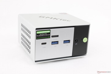 Avant : USB-C 4.0 avec DisplayPort 1.4 + Power Delivery 3.0 (40 Gbps), 2x USB-A 3.2 (10 Gbps), OcuLink (PCIe4 x4), casque 3,5 mm, bouton d'alimentation