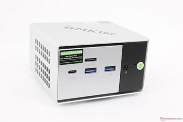 Avant : USB-C 4.0 avec DisplayPort 1.4 + Power Delivery 3.0 (40 Gbps), 2x USB-A 3.2 (10 Gbps), OcuLink (PCIe4 x4), casque 3,5 mm, bouton d'alimentation