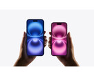 Une image promotionnelle de l'iPhone 16 qui montre deux paires de mains tenant deux variantes de couleurs différentes sur un fond gris. (Source de l'image : Apple)