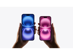 Une image promotionnelle de l'iPhone 16 qui montre deux paires de mains tenant deux variantes de couleurs différentes sur un fond gris. (Source de l'image : Apple)