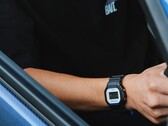 Une personne portant la montre Casio G-Shock DW5600TT25-1 x Toyo Tires, assise à l'intérieur d'une voiture.