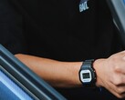 Une personne portant la montre Casio G-Shock DW5600TT25-1 x Toyo Tires, assise à l'intérieur d'une voiture.