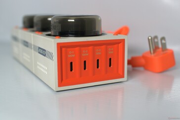 2 ports USB-C sont prévus pour 140W et 100W, et les deux autres pour 30W de sortie.