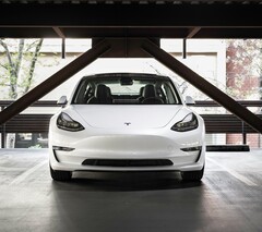 Une Tesla Model 3. Un nouveau rapport révèle que les VE, y compris les Teslas, se déprécient plus rapidement que les moteurs à combustion interne (Source de l'image : Charlie Deets on Unsplash)