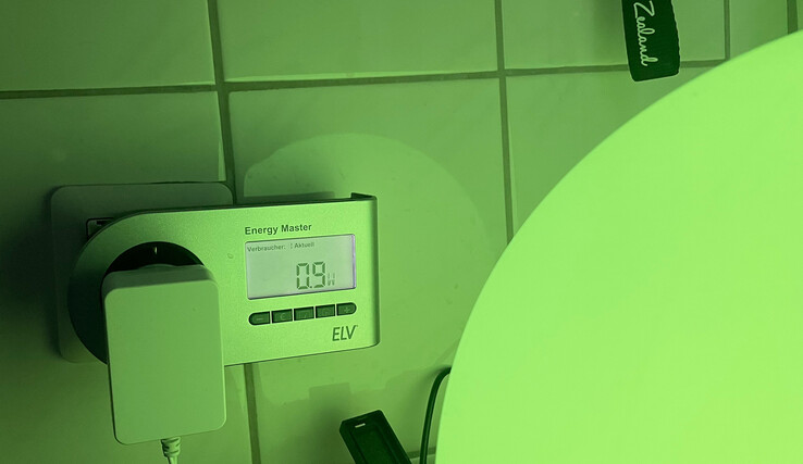 Un maximum de 1 watt (ici 0,9 watt) est consommé par l'Eve Flare lorsqu'elle est réglée sur le vert. (photo : Andreas Sebayang/Notebookcheck.com)