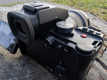 De nombreux boutons et molettes : Le Lumix S5-II