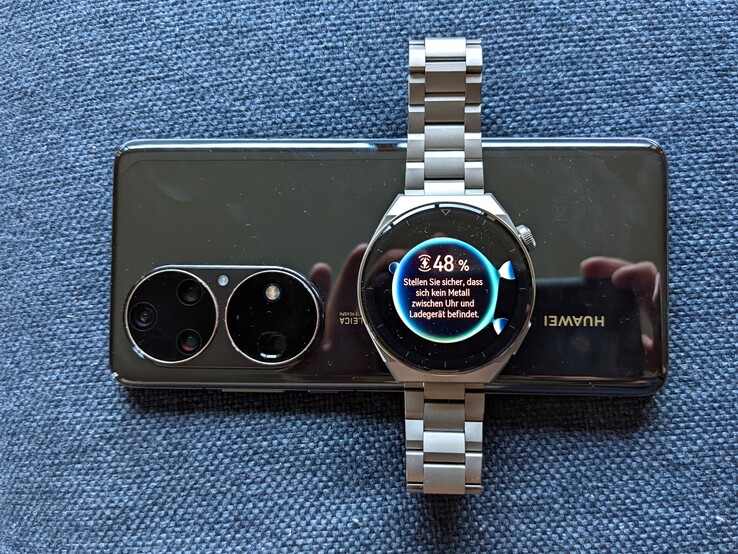 La Huawei Watch GT 3 Pro se recharge sans fil via la norme Qi, également sur les smartphones correspondants