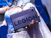 La Legion Y700 Infinite s'annonce comme une tablette légère et fine. Photo : une image montrant la tablette tenue par un cosplayeur. 