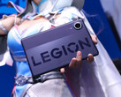 La Legion Y700 Infinite s'annonce comme une tablette légère et fine. Photo : une image montrant la tablette tenue par un cosplayeur.