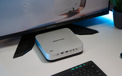 Minisforum M2 Pro équipé d'un processeur Intel Core Ultra X7 358H et de 32 Go de mémoire vive LPDDR5X
