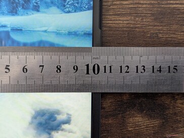 Cadres latéraux étroits pour un modèle abordable