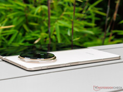 Le Magic V5 est l'un des smartphones pliables les plus fins et les plus légers du marché. (Source de l'image : Notebookcheck)