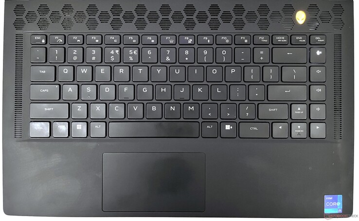 Le clavier et le pavé tactile de l'Alienware x15 R2 offrent une expérience de saisie décente mais perfectible