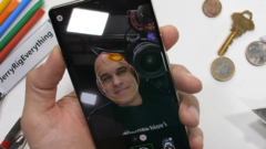 Zach Nelson teste l'interface utilisateur du Pixel 7 Pro. (Source : JerryRigEverything via YouTube)