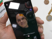 Zach Nelson teste l'interface utilisateur du Pixel 7 Pro. (Source : JerryRigEverything via YouTube)