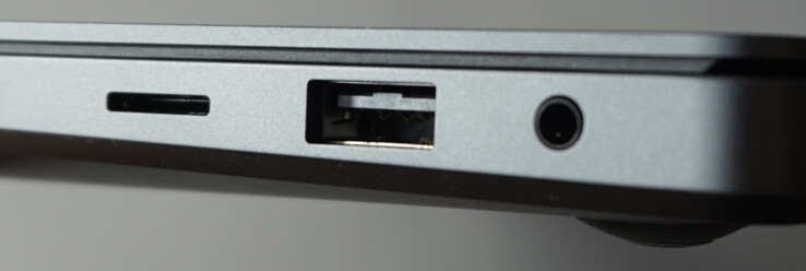 À droite : microSD, USB-A (5 Gbit/s), prise audio de 3,5 mm