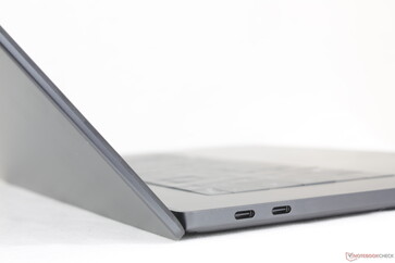 Couvercle ouvert à un angle maximal de ~140 degrés