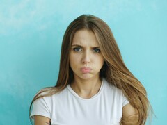 Une personne exprimant son mécontentement après un résultat négatif (Source d'image : Vitaly Gariev/Unsplash)