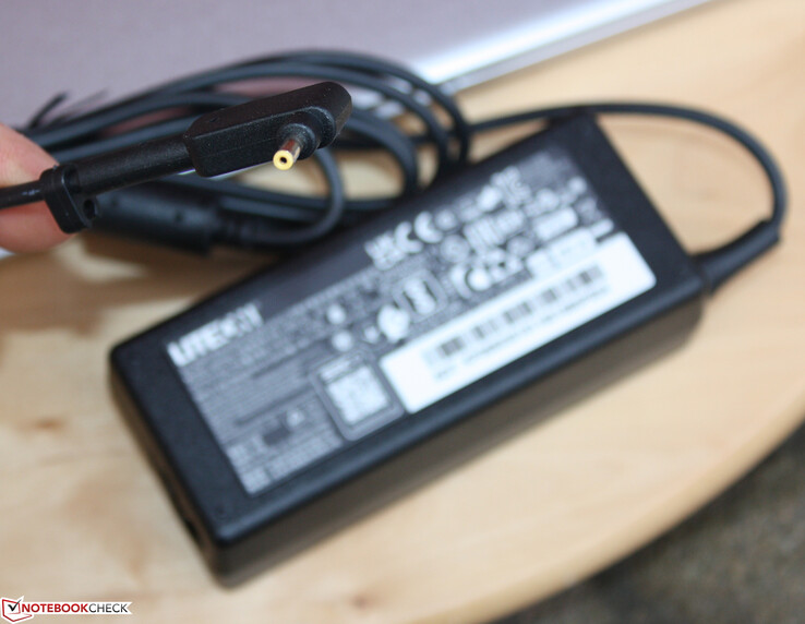 L'adaptateur électrique de 65 watts est livré avec une fiche en forme de tonneau, et non avec l'USB Type-C.