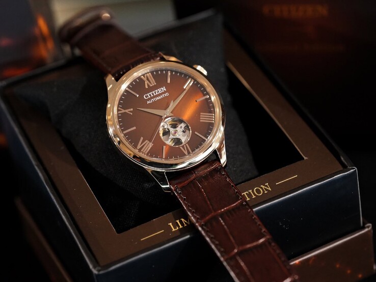 La montre Citizen « Autumn Light » repose sur un coussin de couleur claire à l’intérieur d’un coffret de présentation sombre et élégant. Le rebord intérieur du coffret est orné d’une inscription dorée indiquant « LIMITED EDITION ».