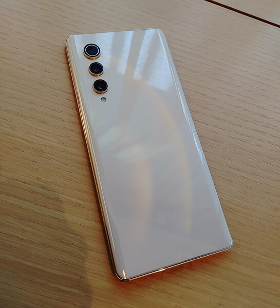 Voici le LG V70 vu de dos, selon @FrontTron. (Image source : @FrontTron)