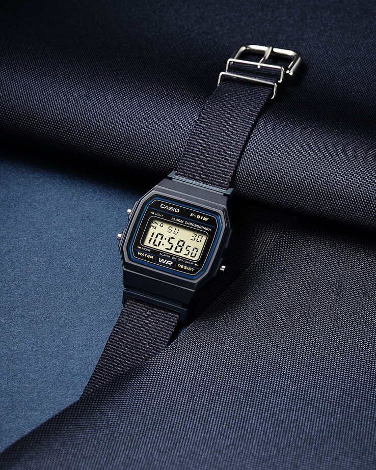 Casio F-91WF-2A avec un bracelet en tissu bleu marine.