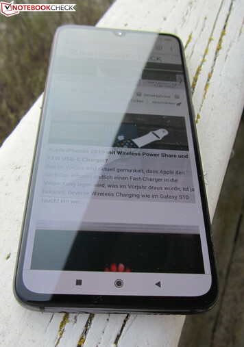 Utilisation du Xiaomi Mi 9 à l'extérieur par temps couvert.