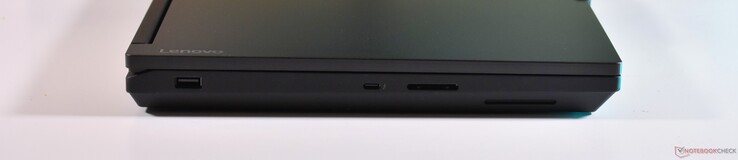 gauche : USB-A 3.2 Gen 1, Thunderbolt 4, carte SD