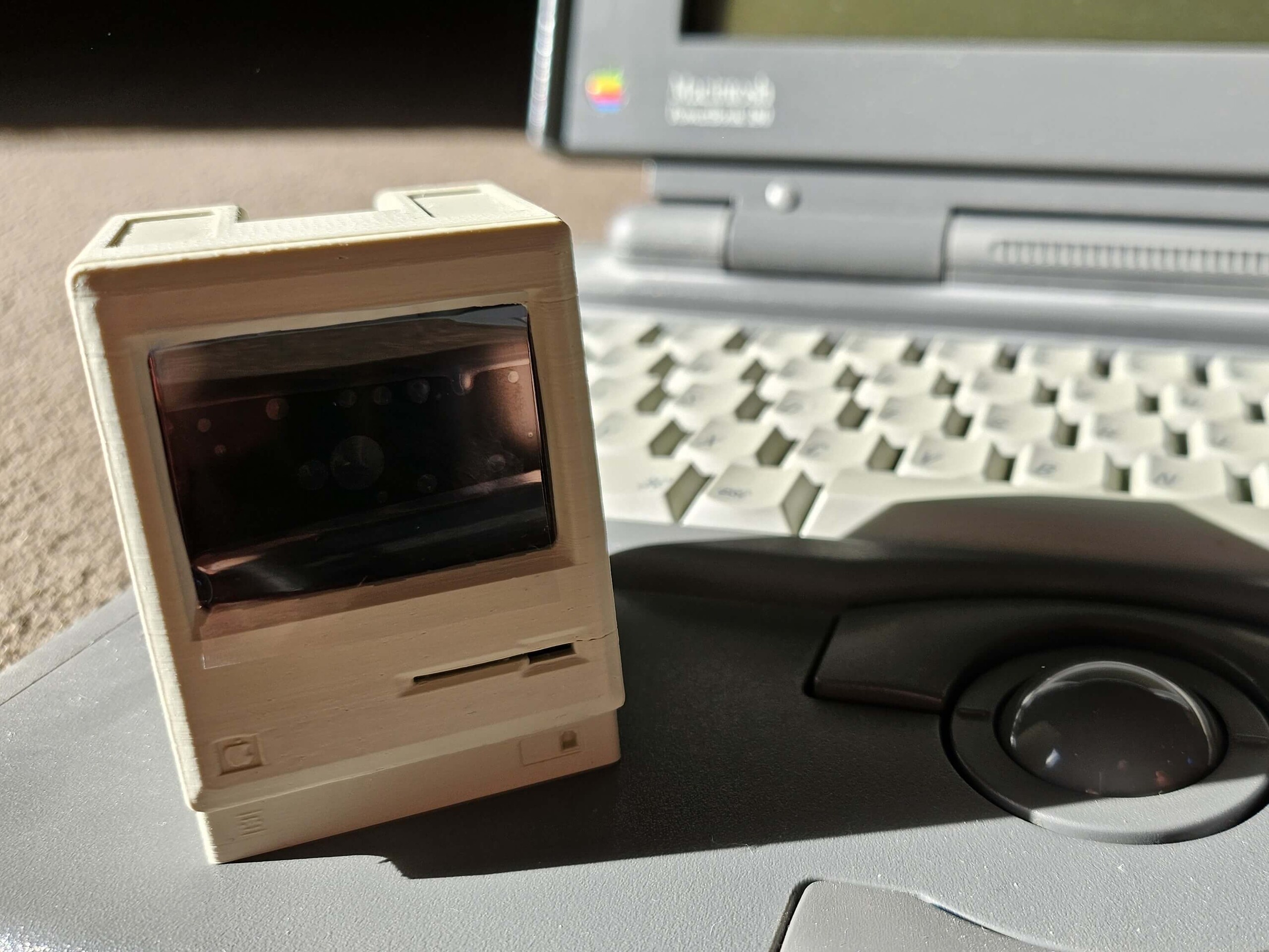 Le Pico Mac Nano ne mesure que 6 cm de haut, comme le montre la comparaison avec le Powerbook 180 à l'arrière-plan.