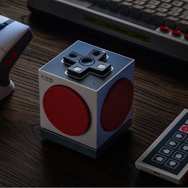 Le Retro Cube 2 Speaker - N Edition dispose de commandes de type D-Pad en haut (Source de l'image : 8BitDo)