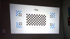 Le TCL C1 quadrille automatiquement l'image projetée à l'aide d'une grille d'étalonnage. (Source de l'image : Notebookcheck)