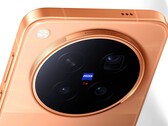 Le Vivo X500 Pro Max apparaît pour la première fois sur des images de presse officielles, tandis qu'un créateur présente des séquences vidéo impressionnantes réalisées avec son appareil photo Zeiss.