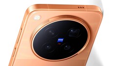 Le Vivo X500 Pro Max apparaît pour la première fois sur des images de presse officielles, tandis qu'un créateur présente des séquences vidéo impressionnantes réalisées avec son appareil photo Zeiss.