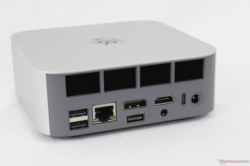 Arrière : USB-A 3.2 (10 Gbps), USB-A 2.0 (480 Mbps), RJ-45 (2,5 Gbps), DisplayPort 1.4 (4K@144), USB-A 2.0 (480 Mbps), HDMI 2.1 (4K@120), casque 3,5 mm, USB-C 4.0 avec DisplayPort + Power Delivery (40 Gbps), adaptateur secteur