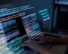Un développeur navigue dans des flux de code source complexes, où les erreurs de configuration des autorisations et l'automatisation peuvent introduire des risques silencieux tels que la vulnérabilité GerriScary révélée dans les projets Gerrit de Google (Source d'image : Freepik)