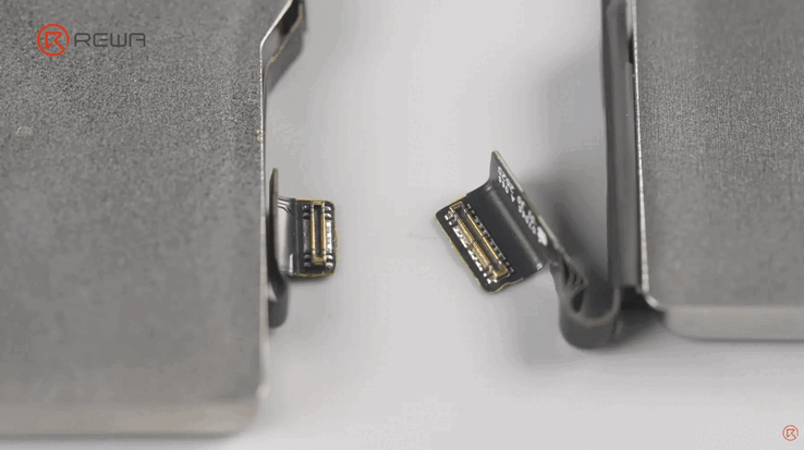 Comparatif des connecteurs de batterie de l'iPhone 17 Pro et de l'iPhone 18 Pro.