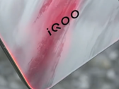 Prise en main de l'"iQoo 15". (Source de l'image : Geek Village Chief via Weibo)