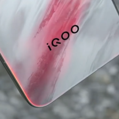 Prise en main de l&#039;&quot;iQoo 15&quot;. (Source de l&#039;image : Geek Village Chief via Weibo)