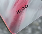 Prise en main de l'"iQoo 15". (Source de l'image : Geek Village Chief via Weibo)