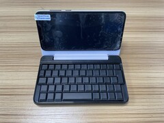 L'étui à clavier PinePhone. (Images via Pine64)