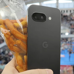 Le Pixel 9a sera lancé en plusieurs couleurs, pas seulement l'option noire présentée ici. (Source de l'image : Alexis Garza)