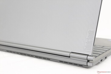 Lorsque l'écran est en mode étendu, le couvercle extérieur en aluminium se soulève pour révéler une surface intérieure en plastique