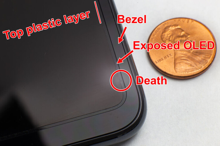 Une petite perforation est visible dans la partie exposée du panneau OLED. (Source : Ars Technica)