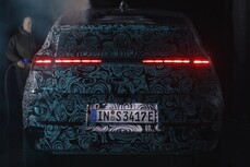Après les premières esquisses, la nouvelle Audi A2 e-tron apparaît maintenant en chair et en os, revêtue d'une tenue de camouflage lors des essais sur glace et sur neige dans le nord de la Suède et dans la soufflerie.