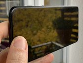 OnePlus 6T à l'extérieur au niveau de luminosité minimum.