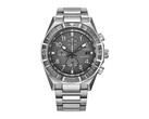 Vue de face du chronographe Citizen Nighthawk CA0890-54H, doté d'un cadran gris, d'une lunette tournante, de trois sous-cadrans et d'un bracelet en acier inoxydable.