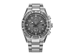 Vue de face du chronographe Citizen Nighthawk CA0890-54H, doté d'un cadran gris, d'une lunette tournante, de trois sous-cadrans et d'un bracelet en acier inoxydable.