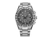 Vue de face du chronographe Citizen Nighthawk CA0890-54H, doté d'un cadran gris, d'une lunette tournante, de trois sous-cadrans et d'un bracelet en acier inoxydable.